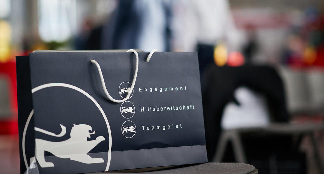 Der 5. Dezember ist der Internationale Freiwilligentag. Die freiwilligen Helfer sind ein unverzichtbarer Bestandteil des Katastrophenschutzes – ob in der Feuerwehr, im THW oder in anderen Hilfsorganisationen. „Wir schätzen die herausragende Bedeutung der Freiwilligenarbeit von Menschen, die der Gemeinde dienen“, sagte der stellvertretende Ministerpräsident und Innenminister Thomas Strobl. „Die Hauptstütze des Katastrophenschutzes ist die Freiwilligenarbeit. Die überwiegende Mehrheit der Frauen und Männer, die an den Feuerwehren, technischen Hilfsorganisationen und Hilfsorganisationen beteiligt sind, sind Freiwillige. In der Feuerwehr arbeiten beispielsweise 110.000 der rund 112.000 aktiven Feuerwehrmitglieder freiwillig. Wir können sehr dankbar sein, dass wir so viele Menschen in unserem Land haben, …