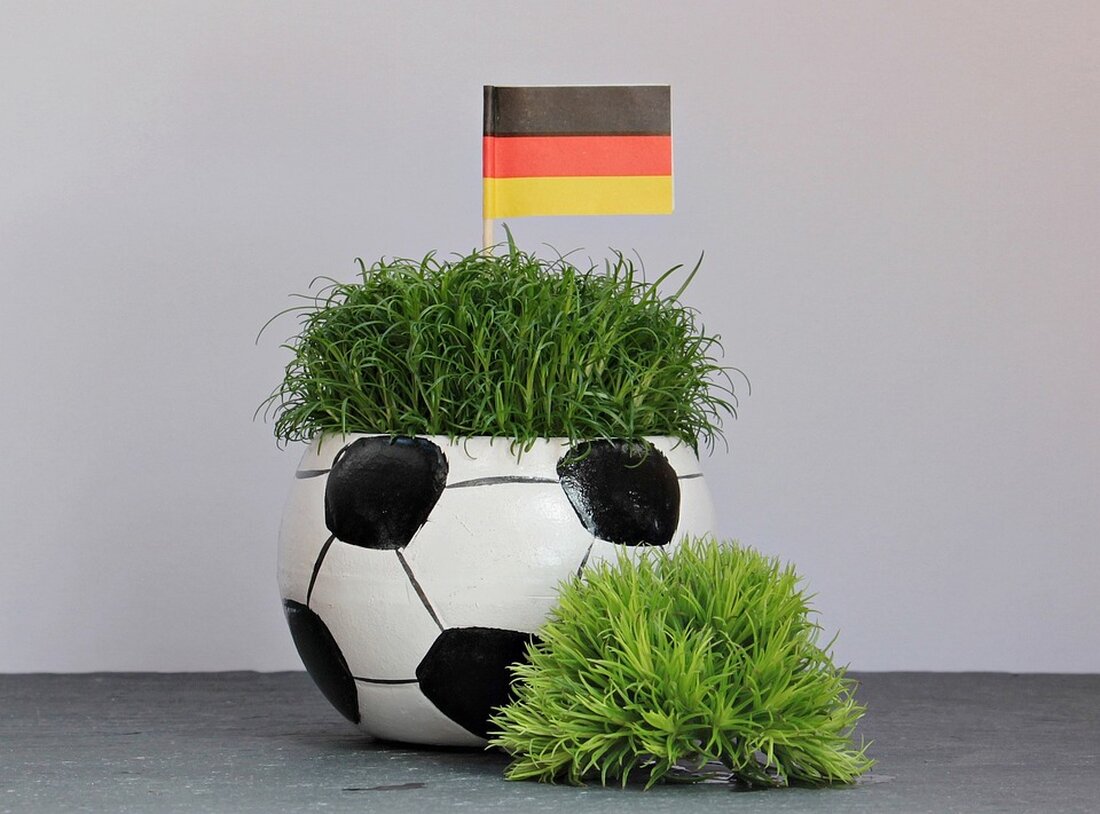 Der Bezirksbürgermeister Jörn Oltmann hatte erstmalig Mädchen- und Jungenteams aus den 14 Partnerstädten des Bezirks Tempelhof-Schöneberg zu einem internationalen Fußballturnier eingeladen. Mehr als 200 Jugendliche aus Städten wie Ahlen, Amstelveen, Bad Kreuznach, Barnet, Koszalin, Levallois-Perret und weiteren trafen sich auf dem Dominicus-Sportplatz im Priesterweg, um Fußball zu spielen, Freundschaften zu schließen und die Verbindungen zwischen den Partnerstädten zu vertiefen. Das zweitägige Turnier war ein großer Erfolg und wurde von einem begeisternden Fest zwischen den Turniertagen abgerundet. Neben den Jugendlichen waren auch offizielle Vertreter der Partnerstädte sowie Sportführungsriege anwesend, um das Miteinander zu stärken. Besonderer Dank ging an die Unterstützer des …