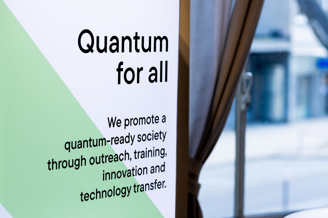Das Land Baden-Württemberg investiert 4,7 Millionen Euro in den Aufbau einer Graduiertenschule für Quantentechnologie, die Nachwuchsforschenden aus dem ganzen Bundesland zugänglich sein wird. Dieser Schritt soll insbesondere den Innovationscampus QuantumBW stärken und die Verbindung zwischen Universitäten und Industrie weiter ausbauen. Die Förderung der Aus- und Weiterbildung von Fachkräften in der Quantentechnologie ist ein zentraler Bestandteil der baden-württembergischen Quantenstrategie. Die neue Graduiertenschule wird vom Center for Integrated Quantum Science and Technology (IQST) geleitet und soll zehn Promotionsstellen für zunächst vier Jahre finanzieren. Diese strukturierte Promotion ermöglicht den Nachwuchsforschenden eine gezielte Ausbildung und beteiligt auch Industriepartner an den Forschungsprojekten. Durch die Graduiertenschule …