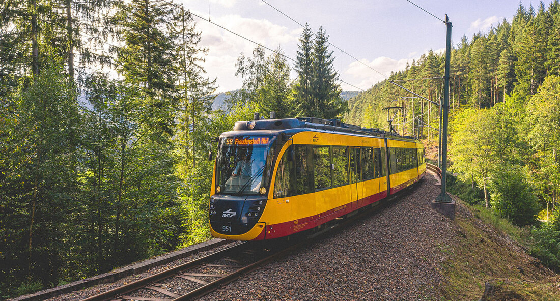 Das Land Baden-Württemberg fördert die Anschaffung neuer Stadtbahnen und Straßenbahnen in den Städten des Südwestens, um die Verkehrswende hin zu einer klimaschonenden Mobilität voranzutreiben. Allein die Verkehrsbetriebe Karlsruhe erhalten über 101 Millionen Euro, um 73 neue Stadtbahnzüge anzuschaffen. Verkehrsminister Winfried Hermann betonte die Bedeutung eines attraktiven ÖPNV-Angebots für die Verkehrswende und betonte, dass die Landesmittel eine gute Investition in Klimaschutz und nachhaltige Mobilität darstellen. Die Förderung ermöglicht es den Verkehrsbetrieben, ihre Flotte zu modernisieren und den Fahrgästen einen höheren Komfort und eine bessere Qualität zu bieten. Dr. Alexander Pischon, Vorsitzender der Geschäftsführung der Verkehrsbetriebe Karlsruhe, lobte die Förderzusage des Landes …