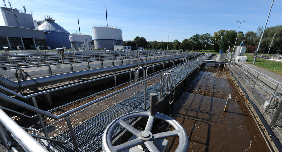 Das Land Baden-Württemberg unterstützt im Jahr 2024 Städte und Gemeinden mit Fördermitteln in Höhe von 174,4 Millionen Euro für Investitionen in die Wasserversorgung, die Abwasserbeseitigung, den Hochwasserschutz und die Gewässerökologie. Diese Unterstützung ist Teil des Förderprogramms Wasserwirtschaft, das dazu beiträgt, die Wasserqualität zu verbessern, die Gewässerökologie zu schützen und Maßnahmen zum Hochwasserschutz zu finanzieren. Die Umweltministerin Thekla Walker betont die Bedeutung dieser Investitionen für den Schutz der Umwelt und der Menschen. Sie hebt hervor, dass die Fördermittel nicht nur dazu dienen, die Wasserwirtschaft zu modernisieren, sondern auch auf die Herausforderungen des Klimawandels zu reagieren. Dazu gehören längere Trockenphasen, häufigere Starkregenereignisse …
