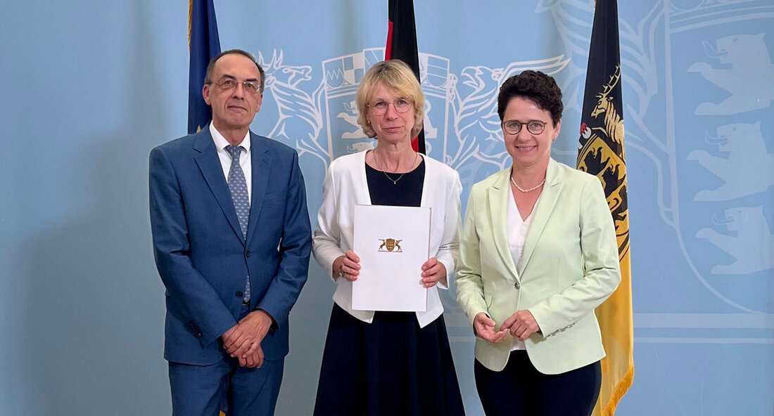 Iris Janke wird neue Leiterin der Staatsanwaltschaft Offenburg Offenburg – Mit der Ernennung von Iris Janke zur neuen Leitenden Oberstaatsanwältin der Staatsanwaltschaft Offenburg setzen die Behörden des Landes Baden-Württemberg auf eine erfahrene Führungspersönlichkeit und leidenschaftliche Staatsanwältin. Iris Janke war zuvor als Leitende Oberstaatsanwältin in den Staatsanwaltschaften Lörrach und Waldshut-Tiengen tätig. Die offizielle Amtseinführung erfolgte durch Ministerin der Justiz und für Migration, Marion Gentges. Janke wird ihr Amt in Offenburg am Mittwoch, den 28. Juni 2023, antreten. Sie tritt damit die Nachfolge von Dr. Herwig Schäfer an, der Ende März zur Staatsanwaltschaft Freiburg gewechselt war. Ministerin Gentges würdigte Janke als verantwortungsbewusste …