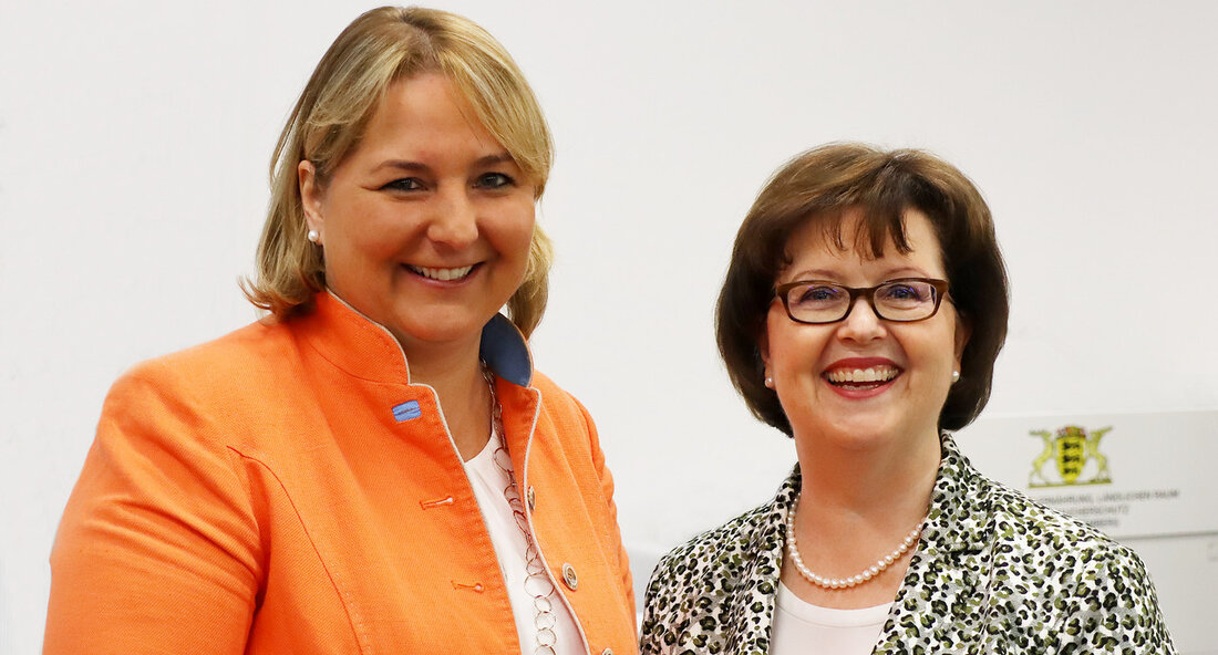Isabel Kling wird neue Ministerialdirektorin im Ministerium für Ernährung, Ländlichen Raum und Verbraucherschutz. Sie tritt die Nachfolge von Grit Puchan an, die nach über vierzig Dienstjahren altersbedingt in den Ruhestand geht. Minister Peter Hauk lobt die langjährige Arbeit von Grit Puchan und betont ihre Erfolge in der Führung des Ministeriums. Isabel Kling wird als erfahrene Beamtin mit umfangreicher Fachkompetenz und einem breiten Netzwerk auf Landes-, Bundes- und EU-Ebene für ihre neue Aufgabe gelobt. Sie war zuletzt Leiterin der Abteilung „Markt und Ernährung“ im Ministerium und hat sich durch ihr Engagement und ihren Einsatz Respekt und Anerkennung erworben. Die Ernennung von …