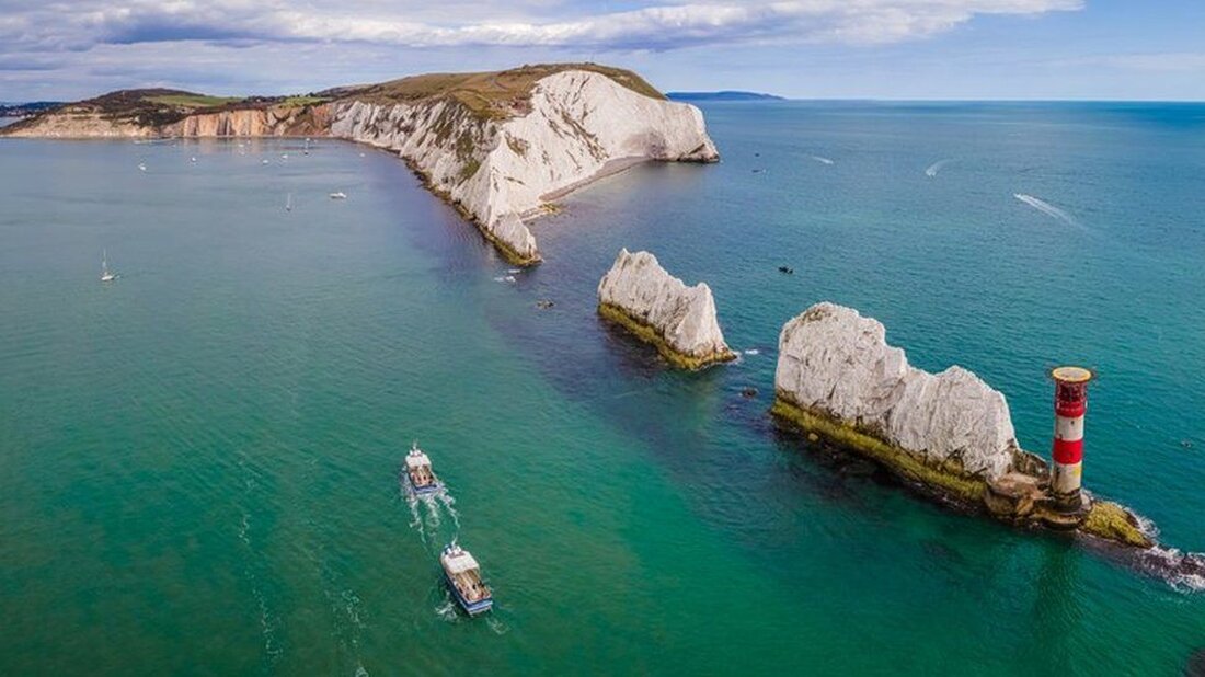 Etwas mehr als 2 Millionen Pfund wurden für den Kauf von Häusern für ukrainische Flüchtlinge auf der Isle of Wight bereitgestellt. Das Geld stammt aus dem Zuschuss „Homes for Ukraine“, einem Teil des 150-Millionen-Pfund-Fonds der Regierung zur Unterstützung von Menschen, die nach der russischen Invasion aus der Ukraine nach Großbritannien geflohen sind. Die Mehrheit der Flüchtlinge auf der Insel lebt bei Gastfamilien. Der Rat der Isle of Wight sagte, der Schritt habe keine Auswirkungen auf seine Fähigkeit, Familien und Obdachlose vor Ort zu unterstützen. Das Geld würde dazu beitragen, das Risiko zu verringern, dass Ukrainer obdachlos werden, wenn sie versuchen, …