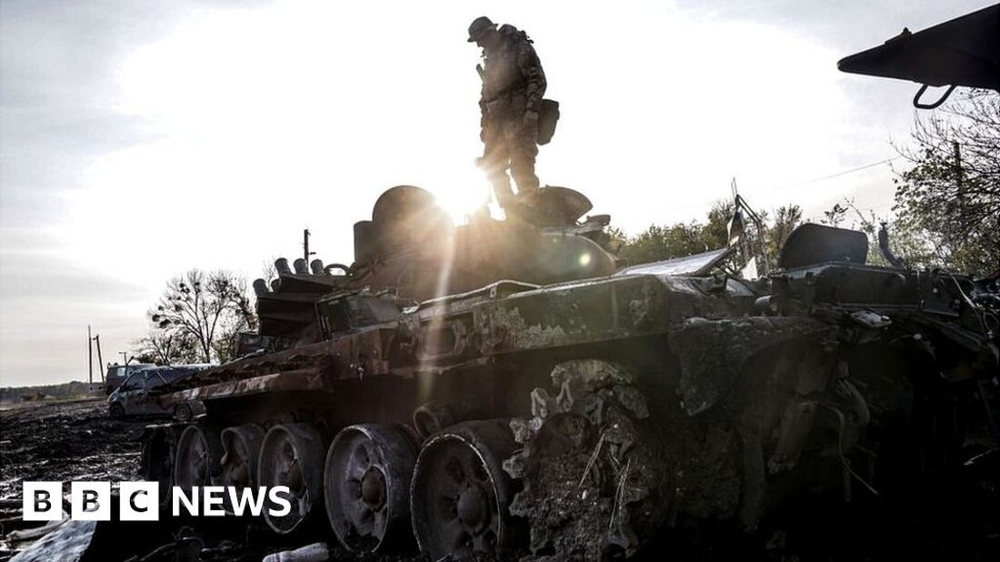 Als Wladimir Putin am 24. Februar 2022 bis zu 200.000 Soldaten in die Ukraine entsandte, ging er fälschlicherweise davon aus, dass er innerhalb weniger Tage in die Hauptstadt Kiew einfallen und die Regierung stürzen könnte. Nach einer Reihe demütigender Rückzüge ist sein ursprünglicher Invasionsplan klar geworden gescheitert, aber Russlands Krieg ist noch nicht verloren. Was war Putins ursprüngliches Ziel? Noch heute bezeichnet Russlands Führer die größte europäische Invasion seit dem Ende des Zweiten Weltkriegs als „militärische Spezialoperation“. Nicht der ausgewachsene Krieg, der Zivilisten in der ganzen Ukraine bombardiert und mehr als 13 Millionen entweder als Flüchtlinge im Ausland oder als …