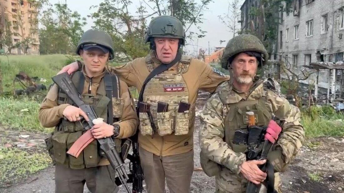 Die russische Söldnergruppe Wagner soll von der britischen Regierung gemäß dem Terrorism Act 2000 als Terrororganisation geächtet werden. Der Schritt ist bedeutsam, wird aber von manchen als längst überfällig angesehen. Dies folgt auf die Kritik des Ausschusses für auswärtige Angelegenheiten des Parlaments, dass die Regierung nicht genug getan habe, um den Aktivitäten Wagners entgegenzutreten. Was ist Wagner? Die Wagner-Gruppe ist eine private Militärgruppe, die vom Kreml finanziert wird und sich weltweit aktiv für die Interessen Russlands einsetzt. Die 2014 mit Hilfe des russischen Militärgeheimdienstes GRU gegründete Gruppe besteht zu ihren Kernmitgliedern aus ehemaligen russischen Spetsnaz-Agenten (Spezialeinheiten) und Berufssoldaten, die für …