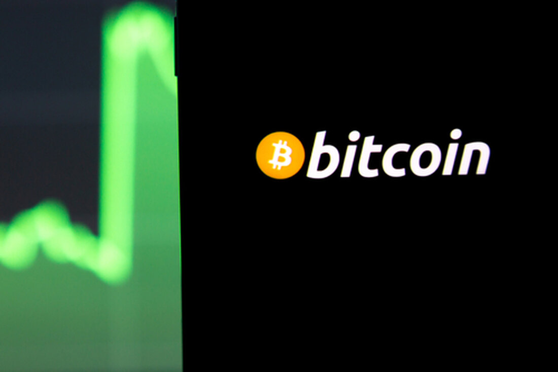Der Aktienkurs des Grayscale Bitcoin Trust (GBTC) hat sich in den letzten Tagen seitwärts bewegt, da Bitcoin bei 30.000 US-Dollar verharrte. GBTC wurde bei 20 US-Dollar gehandelt, dem höchsten Stand seit Juni letzten Jahres. Vom Tiefststand im Dezember ist er um mehr als 168 % gestiegen. Die Bitcoin-Konsolidierung geht weiter Der Grayscale Bitcoin Trust ist der größte Fonds in der Kryptowährungsbranche. Das verwaltete Vermögen (AUM) beträgt über 18,9 Milliarden US-Dollar. Im Laufe der Jahre ist der Fonds seit seiner Auflegung um mehr als 19.200 % gewachsen. Grayscale Bitcoin Trust speichert seine Vermögenswerte in einem Offline-Cold-Wallet bei Coinbase Custody Trust. Die …