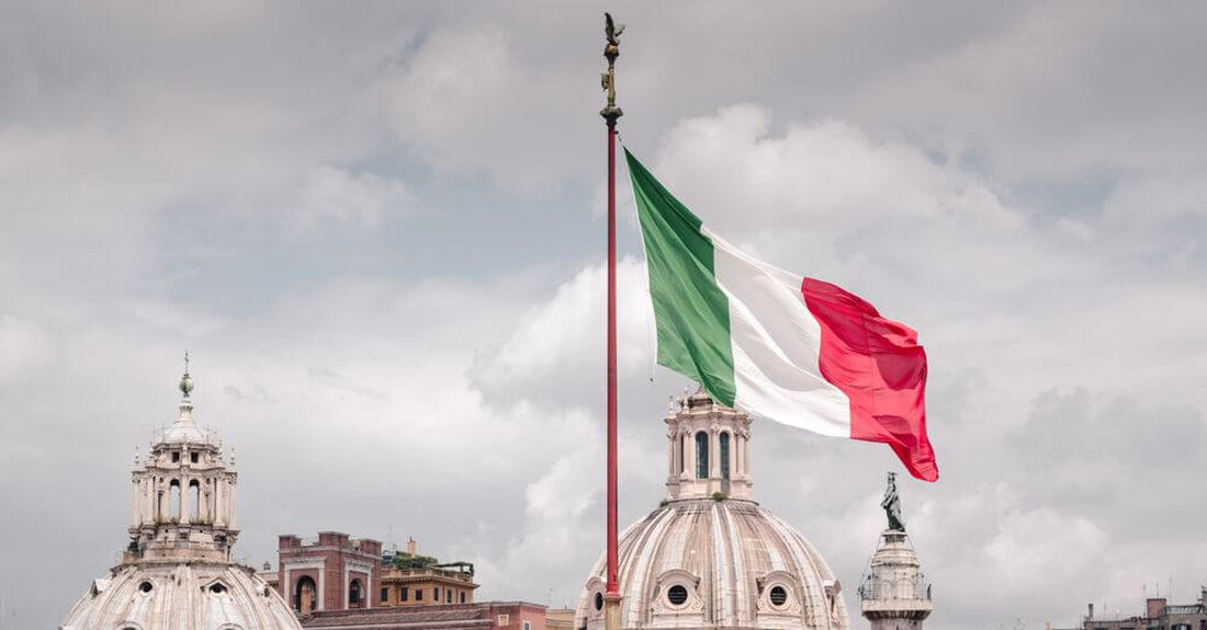 Italien lässt Pläne zur Erhöhung der Kryptosteuer von 26 % auf 42 % fallen, nachdem die Industrie Widerstand geleistet hat. Der Gesetzgeber schlägt vor, die Steuer auf 28 % zu begrenzen oder den derzeitigen Steuersatz von 26 % beizubehalten. Progressive Besteuerung und Befreiungen zielen darauf ab, Kleinanleger zu schützen und Krypto anzukurbeln. Italien hat beschlossen, einen umstrittenen Vorschlag zur Anhebung der Steuer auf Kapitalgewinne aus Kryptowährungen von 26 % auf 42 % aufzugeben, nachdem es in der Branche erheblichen Widerstand und politische Meinungsverschiedenheiten gegeben hatte. Der ursprüngliche Plan, der von Wirtschaftsminister Giancarlo Giorgetti vorgelegt wurde, zielte darauf ab, die Staatseinnahmen …