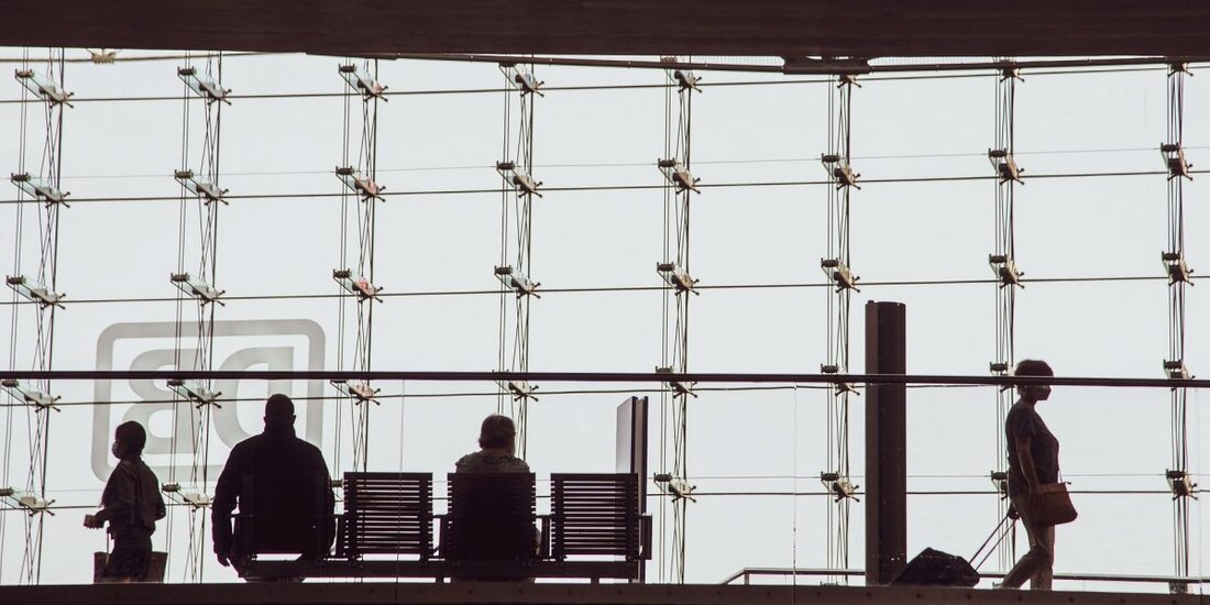 JPMorgan ist offiziell die erste Bank weltweit, die mit der Einführung ihrer virtuellen Verkaufsstelle auf Decentraland in die Metaverse einsteigt. Das Unternehmen hat auch ein Whitepaper veröffentlicht, in dem die neue Blockchain-basierte virtuelle Technologie und die unendlichen profitablen Möglichkeiten, die sie bietet, erörtert werden. JPMorgan Chase, Amerikas größte Bank, hat bedeutende Schritte bei der Suche nach der Eroberung des Metaversums unternommen. Die mit einer Marktkapitalisierung von 368,78 Milliarden US-Dollar größte Bank der Welt hat offiziell ein Büro in der Blockchain-basierten virtuellen 3D-Welt von Decentraland eröffnet. Das als Onyx Lounge bezeichnete Outlet bietet den Kunden von JPMorgan Ethereum-basierte Dienstleistungen, die alle …
