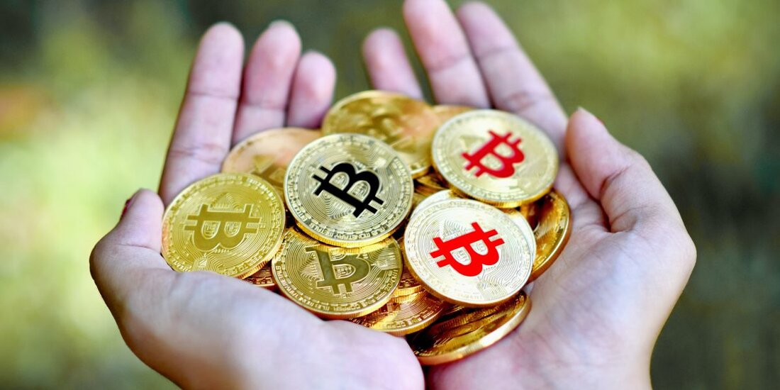 Square, der Cash App-Betreiber, kauft kein neues Bitcoin, nachdem er im ersten Quartal einen Verlust von 20 Millionen US-Dollar erlitten hat, hat der CFO bekannt gegeben. Sie verwies ferner auf die Notwendigkeit von Innovationen, um den Energieverbrauch von Bitcoin einzudämmen, nur wenige Tage nachdem Elon Musk, CEO von Tesla, ähnliche Bedenken geäußert hatte. Square war eines der größten Unternehmen, das die Einführung von Bitcoin vorangetrieben hat. Laut dem Finanzvorstand kauft das Unternehmen derzeit jedoch kein neues Bitcoin. Dies geschah, nachdem der Zahlungsabwickler im ersten Quartal einen Verlust von 20 Millionen US-Dollar aus seinen Bitcoin-Beständen verbuchte. Square, das die beliebte Cash …