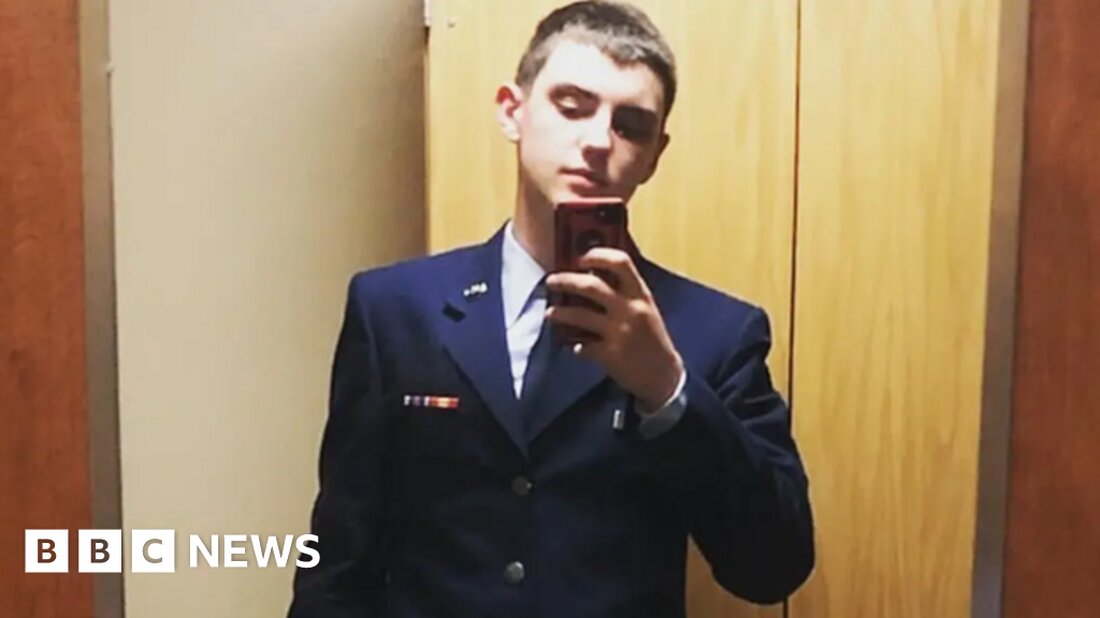 Ein US Air National Guardsman soll am Freitag in Boston, Massachusetts, vor Gericht erscheinen, angeklagt im Zusammenhang mit dem Durchsickern von geheimen US-Militärinformationen über den Krieg in der Ukraine. Jack Teixeira, 21, wurde am Donnerstag vom FBI im Haus seiner Familie in Dighton im ländlichen Massachusetts festgenommen. In Shorts und T-Shirt gekleidet, wurde er weggeführt, als Nachrichtenhubschrauber schwebten. Flieger Teixeira wurde als Leiter einer Online-Chat-Gruppe identifiziert, in der die Dokumente erstmals auftauchten. Ihm wird die unbefugte Entnahme und Weitergabe von Verschlusssachen vorgeworfen. Die Lecks enthüllten US-Einschätzungen des Krieges in der Ukraine sowie sensible Geheimnisse über amerikanische Verbündete, was Washington in …
