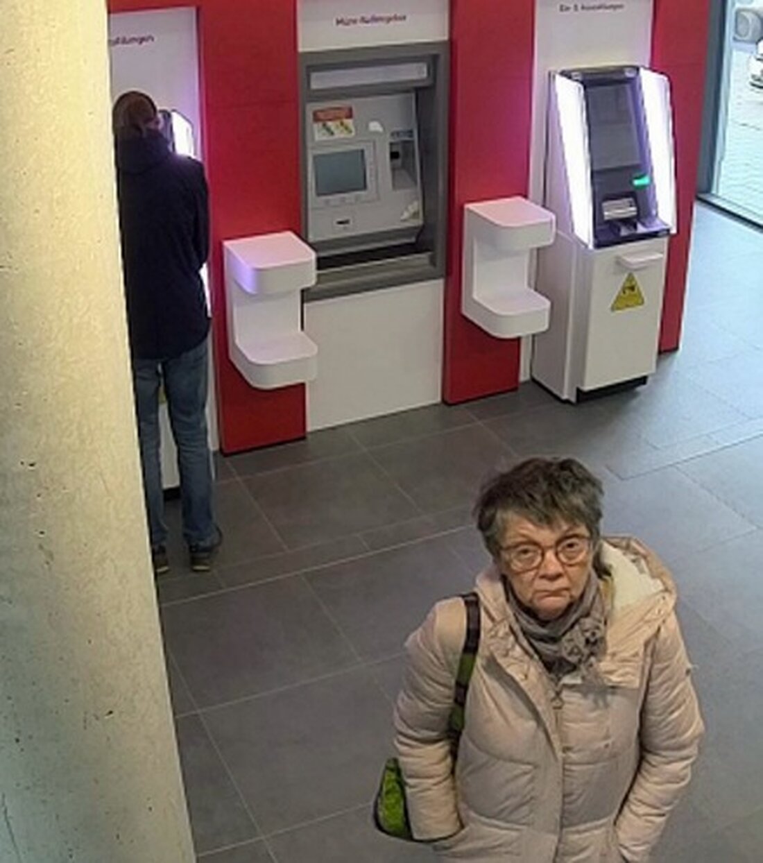 Die Polizei sucht Hinweise zu zwei Tatverdächtigen des Computerbetrugs an einem Geldautomaten in Fritzlar am 23.10.2024.