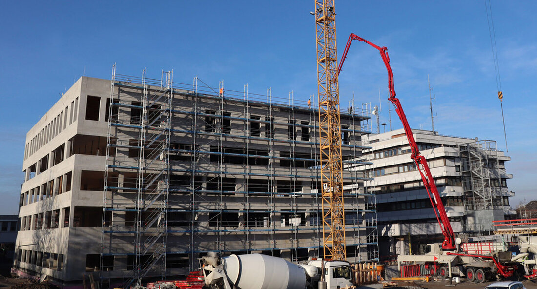 Am Mittwoch wurde in Stuttgart der Jahresbericht der Staatlichen Liegenschafts- und Bauverwaltung Baden-Württemberg für das Jahr 2020 vorgestellt. Mit einer Investition von über einer Milliarde Euro erreichte das Land im Jahr 2020 einen neuen Höchststand für die Sanierung, den Neubau und die Instandhaltung von landeseigenen Immobilien. Staatssekretär für Finanzen Gisela Splett und Annette Ipach-Öhmann, Direktorin des Landesbetriebsvermögen und Bau Baden-Württemberg, haben das am Mittwoch, 1. September in Stuttgart Jahresbericht (PDF) das Staatliche Liegenschafts- und Hochbauverwaltung Baden-Württemberg für 2020 vorgestellt. Im Jahr 2020 investierte das Land über eine Milliarde Euro in die Sanierung, den Bau und den Unterhalt der landeseigenen Immobilien. …