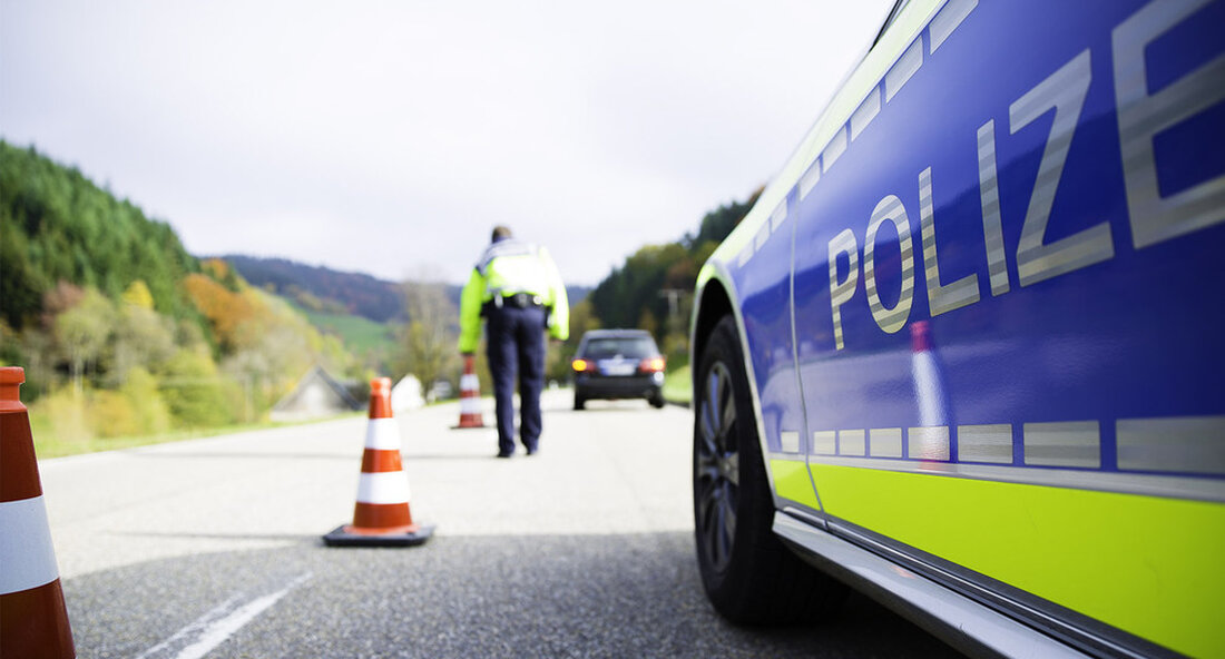 Die Jahresbilanz der Landesregistrierungsstelle für den Verkehrswarndienst wurde veröffentlicht. Der Verkehrswarndienst warnte vor Paddeln, einem Weihnachtsbaum, Bäckereikörben und Backwaren, Entenfamilien, entlaufenen Lamas und Berberaffen auf der Straße. „Die professionelle und vor allem schnelle Arbeit der Landesmeldestelle für den Verkehrswarndienst in Baden-Württemberg ist dringender denn je gefragt. Der neue Höhepunkt der Verkehrsmeldungen im Jahr 2021 zeigt uns, dass die Corona-Pandemie nur geringe Auswirkungen hatte über die Arbeit des Warndienstes“, sagte der stellvertretende Ministerpräsident und Innenminister Thomas Strobel bei der Vorlage der Jahresbilanz 2021 des Verkehrswarndienstes. 51.295 Verkehrs- und Gefahrenmeldungen Die Landesmeldestelle für den Verkehrswarndienst hat im Jahr 2021 rund 4.500 Verkehrs- …