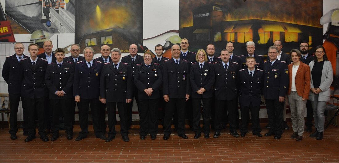 Die Hauptversammlung der Feuerwehr Aurich blickte auf ein ereignisreiches Jahr zurück, ehrte verdiente Mitglieder und thematisierte die Zukunft.