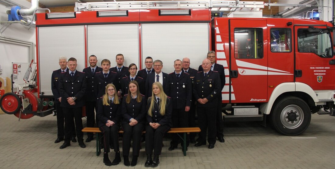 Die Jahreshauptversammlung der Feuerwehr Tannenhausen in Aurich feierte zahlreiche Beförderungen und Ehrungen bei 27 Einsätzen im Jahr 2024.