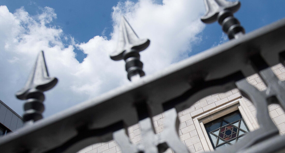Das Land hat einen Leitfaden zur Verfolgung antisemitischer Verbrechen veröffentlicht. Dies zeigt, dass Baden-Württemberg in seiner Bekämpfung von Antisemitismus in keiner Form nachlässt. Die Zahl antisemitisch motivierter Straftaten in Deutschland und auch in Baden-Württemberg nimmt zu. Die Anfeindungen von Juden – nicht nur im virtuellen Raum und in den sozialen Medien – haben in den letzten Jahren spürbar zugenommen. das Justiz in Baden-Württemberg tritt dem entschieden entgegen. Leitfaden zur Verfolgung antisemitischer Verbrechen vorgestellt Um die Staatsanwaltschaften bei der Aufdeckung und Verfolgung antisemitischer Straftaten bestmöglich zu unterstützen, haben die Antisemitismusbeauftragten der Generalstaatsanwaltschaften Karlsruhe und Stuttgart jetzt wird ein Leitfaden „Strafverfolgung antisemitisch …