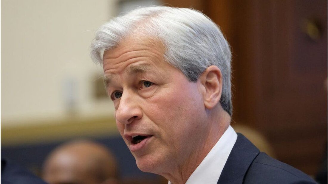 Der Welt stehe möglicherweise die „gefährlichste Zeit … seit Jahrzehnten“ bevor, warnte Bankchef Jamie Dimon. Der Vorstandsvorsitzende von JP Morgan Chase erklärte den Anlegern, er sei besorgt über die Risiken für die Wirtschaft durch zunehmende geopolitische Spannungen. Er sagte, Kriege in der Ukraine und in Israel könnten sich auf die Energie- und Lebensmittelpreise sowie auf den Welthandel auswirken. Tausende wurden in Israel und Gaza nach einem beispiellosen Angriff der palästinensischen militanten Gruppe Hamas getötet. Herr Dimon, der die größte Bank Amerikas leitet, hielt eine Rede, als das Unternehmen seine neuesten Quartalsergebnisse veröffentlichte. Das Unternehmen meldete in den drei Monaten bis …