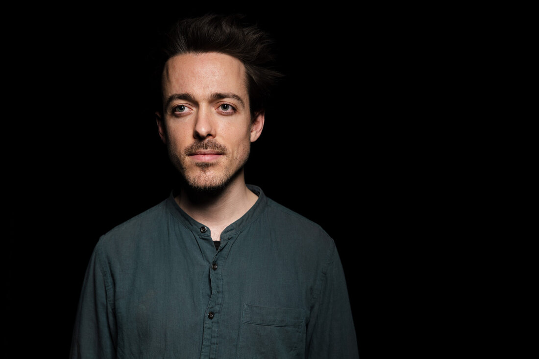 Der talentierte Pianist und Komponist Lukas DeRungs aus Freiburg wurde mit dem Jazz-Preis Baden-Württemberg 2024 ausgezeichnet, der mit 15.000 Euro dotiert ist. Diese Auszeichnung ist einer der am höchsten dotierten Jazzpreise für Nachwuchskünstler in Deutschland und wird im Herbst verliehen. Kunststaatssekretär Arne Braun lobte Lukas DeRungs als außergewöhnlichen Jazzpianisten, Komponisten und vielseitigen Musiker, der sich nicht nur musikalisch engagiert, sondern auch soziale und ökologische Anliegen vertritt. DeRungs überzeugte die Fachjury unter Leitung des Mannheimer Jazztrompeters Thomas Siffling mit seiner Vielseitigkeit und Kreativität. Sein Debütalbum „KOSMOS Suite“ erntete bereits viel Lob und wurde für den Deutschen Jazzpreis nominiert. Der 29-jährige Musiker, …