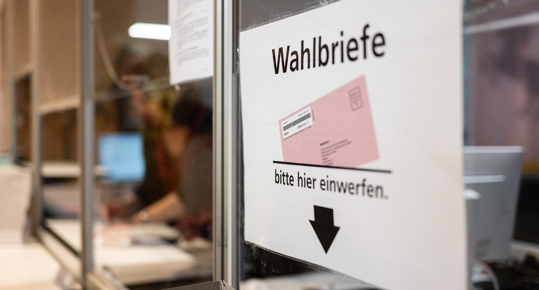 Aufgrund von Hochwasser und Verzögerungen bei der Zustellung von Briefwahlunterlagen appelliert Landeswahlleiterin Cornelia Nesch an alle betroffenen Wahlberechtigten, rechtzeitig Ersatzunterlagen bei ihrer Gemeindebehörde abzuholen. Die Frist hierfür endet am Samstag, den 8. Juni 2024, um 12 Uhr. Wer bis dahin keine Ersatzunterlagen erhält, kann weder per Briefwahl noch im Wahllokal am Wahlsonntag teilnehmen. Es wird empfohlen, dass alle, die noch keine Briefwahlunterlagen erhalten haben, sich umgehend mit ihrer Wohnortgemeinde in Verbindung setzen. Dort können bis Samstag Ersatzunterlagen ausgestellt werden. Personen, deren Briefwahlunterlagen durch das Hochwasser unbrauchbar geworden sind, sollten ebenfalls auf die zuständige Gemeinde zugehen. Eine Besonderheit besteht für den …