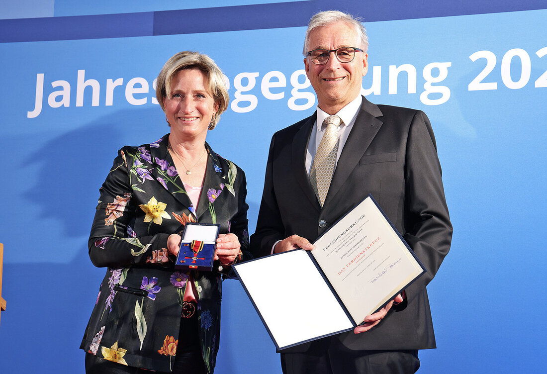 Verdienter Handwerkspräsident Joachim Krimmer erhält Bundesverdienstkreuz Joachim Krimmer, Präsident der Handwerkskammer Ulm, wurde für seine vielfältigen Verdienste mit dem Bundesverdienstkreuz geehrt. Die Auszeichnung wurde ihm im Rahmen der Jahresbegegnung der Handwerkskammer Ulm in Heidenheim überreicht. Dr. Nicole Hoffmeister-Kraut, Ministerin für Wirtschaft, Arbeit und Tourismus, lobte Krimmer in ihrer Laudatio für sein langjähriges Engagement und seine herausragenden Leistungen. Besonders hervorgehoben wurde Krimmers Einsatz für den Meisterbrief im deutschen Handwerk. Trotz Bestrebungen, diesen abzuschaffen, setzte er sich erfolgreich dagegen ein und trug maßgeblich zur Einführung der Meisterprämie in Baden-Württemberg bei. Darüber hinaus engagiert sich Krimmer für die Modernisierung der beruflichen Bildung und …