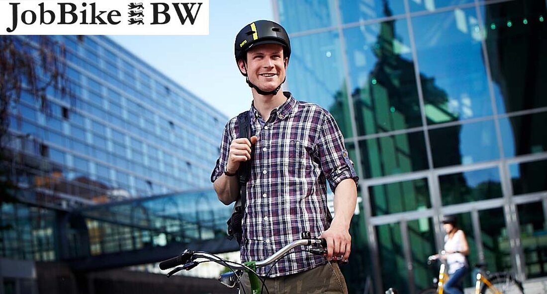 JobBike BW: Landesbeschäftigte in Baden-Württemberg können ab Juni von erweitertem Radleasing-Angebot profitieren Ab dem 4. Juni 2024 wird das Radleasing-Angebot "JobBike BW" in Baden-Württemberg auf alle Tarifbeschäftigten des Landes ausgeweitet. Durch eine Entgeltumwandlung eines Teils ihres Bruttogehalts erhalten sie die Möglichkeit, Fahrräder oder Pedelecs zu attraktiven Konditionen zu leasen. Dieser Schritt markiert einen weiteren Beitrag des Landes zur Förderung des Radverkehrs und zur Reduzierung der CO2-Emissionen im Rahmen des Klimaschutzplans. Verkehrsminister Winfried Hermann betonte die Bedeutung dieser Maßnahme: "Unser Ziel ist es, bis 2030 den Radverkehrsanteil auf 20 Prozent zu erhöhen. Mit dem neuen Radleasing-Angebot möchten wir als Land einen …