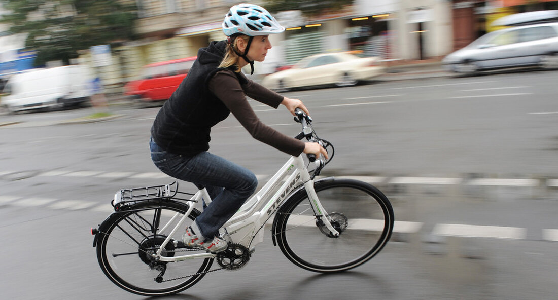 Mit dem Förderprogramm „Unternehmens- und offizielles Mobilitätsmanagement“ unterstützt der Staat innovative Projekte in Unternehmen und Behörden, um die Mobilität klimafreundlich zu gestalten. Das Angebot des Verkehrsministeriums wurde 2020 noch besser angenommen als in den Vorjahren. Mit dem Förderprogramm „Unternehmens- und offizielles Mobilitätsmanagement“ (B.2MM) setzt Baden-Württemberg Standards im klimafreundlichen Mobilitätsmanagement. Immer mehr Unternehmen und Behörden in Baden-Württemberg nutzen das Förderprogramm für nachhaltige Mobilität. Aus Programm B.2Im Jahr 2020 erhielt MM für neun Unternehmen und Abteilungen Mittel in Höhe von rund 900.000 Euro für einzelne Mobilitätsprojekte mit einem Gesamtvolumen von rund 2,4 Millionen Euro. Das Angebot des Verkehrsministeriums wurde noch besser angenommen …