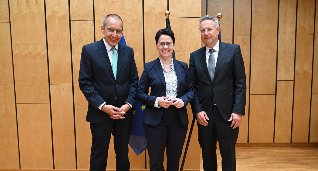 Jörg Müller neuer Präsident des Oberlandesgerichts Karlsruhe Am 3. Juli 2024 wurde Jörg Müller offiziell als neuer Präsident des Oberlandesgerichts Karlsruhe eingeführt. Er tritt die Nachfolge von Alexander Riedel an, der sieben Jahre lang das Amt innehatte. Die Ministerin der Justiz und für Migration Marion Gentges lobte in einer Feierstunde die Verdienste von Riedel und würdigte seine souveräne Führung und Leidenschaft als Jurist. Auf Jörg Müller, den neuen Oberlandesgerichtspräsidenten, übertrug Ministerin Gentges die Verantwortung, die badische Landesjustiz weiterhin innovativ zu gestalten. Müller wird als herausragender Jurist und innovativer Modernisierer gelobt, der bereits Erfolge bei der Einführung der elektronischen Akte im …