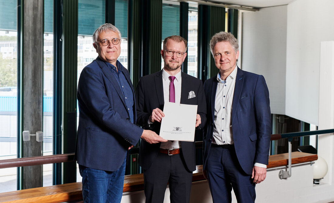 Der Geschäftsführende Direktor des Badischen Staatstheaters Karlsruhe, Johannes Graf-Hauber, wurde kürzlich zum Kaufmännischen Intendanten ernannt und sein Vertrag wurde bis zum 31. August 2030 verlängert. Diese Entscheidung des Verwaltungsrats des Theaters und der Landesregierung von Baden-Württemberg in Absprache mit der Stadt Karlsruhe unterstreicht das Vertrauen in seine Arbeit und seine Fähigkeiten. Kunstministerin Petra Olschowski lobte Graf-Hauber für seine erfolgreiche Führung des Theaters während der Pandemie und betonte seine wichtige Rolle bei der Zukunftsgestaltung des Hauses. Graf-Hauber selbst äußerte sich positiv über die Vertragsverlängerung und versprach, sich weiterhin mit voller Kraft den anstehenden Transformationsprozessen des Theaters zu widmen. Besonders beeindruckend ist …