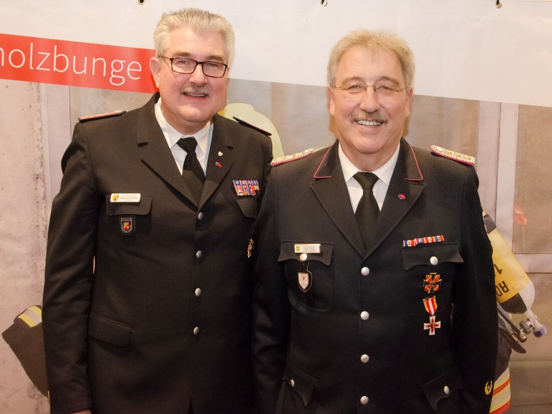 Peter Thoms wurde für 50 Jahre aktiven Dienst bei der Feuerwehr Holzbunge mit dem Brandschutzehrenzeichen in Gold ausgezeichnet.