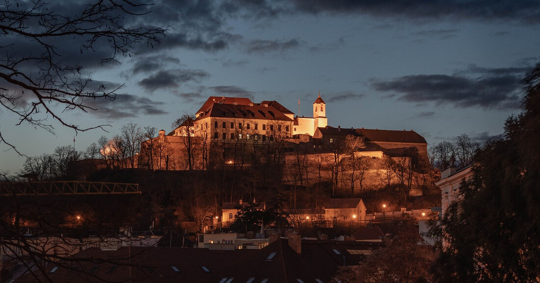 50 Jahre Städtepartnerschaft: Leipziger Delegation zu Gast in Brünn Im Rahmen des 50-jährigen Jubiläums der Partnerschaft zwischen Leipzig und Brünn reist vom 12. bis 15. Oktober 2023 eine hochrangige Delegation unter Leitung von Oberbürgermeister Burkhard Jung in die mährische Hauptstadt. Die Delegation besteht aus Entscheidungsträgern aus Verwaltung, Wirtschaft und Kultur, Stadträtinnen und Stadträten sowie Vertretern des neu gegründeten Vereins „Städtepartnerschaft Leipzig – Brno e.V.“, der – parallel zur offiziellen Delegation – erstmals seit 2009 eine Bürgerreise nach Brünn organisiert hat. Am Ankunftstag (12. Oktober) werden alle Leipziger ins Neue Rathaus in Brünn geladen, wo sie von Oberbürgermeisterin Markéta Vaňková begrüßt …