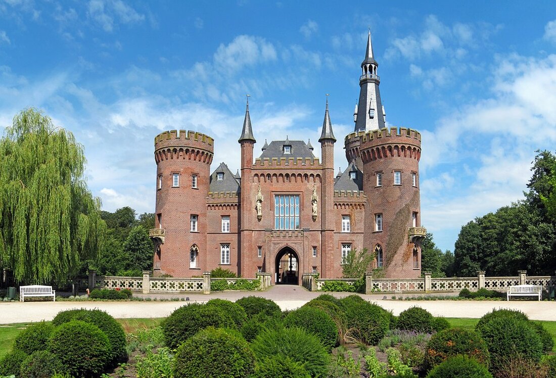 Am Sonntag, dem 30. Juni 2024 um 11:00 Uhr findet im Schloss Biesdorf in Berlin ein Konzert statt, das im Rahmen der beliebten Konzertreihe „SCHLOSSTÖNE“ der Hans-Werner-Henze-Musikschule stattfindet. Dieses Jahr steht das Konzert im Zeichen der Tuba, einem Instrument, das eine besondere Verbindung zur Stadt Berlin hat. Die Tuba, wie wir sie heute kennen, wurde 1835 von zwei Instrumentenbauern aus Berlin zum Patent angemeldet. Seitdem hat sich die Tuba als festes Element in der Welt der Musik etabliert und wird nun in einem Konzert gewürdigt. Neben der Tuba werden auch der Kontrabass und das Fagott für eine entspannende musikalische Atmosphäre …