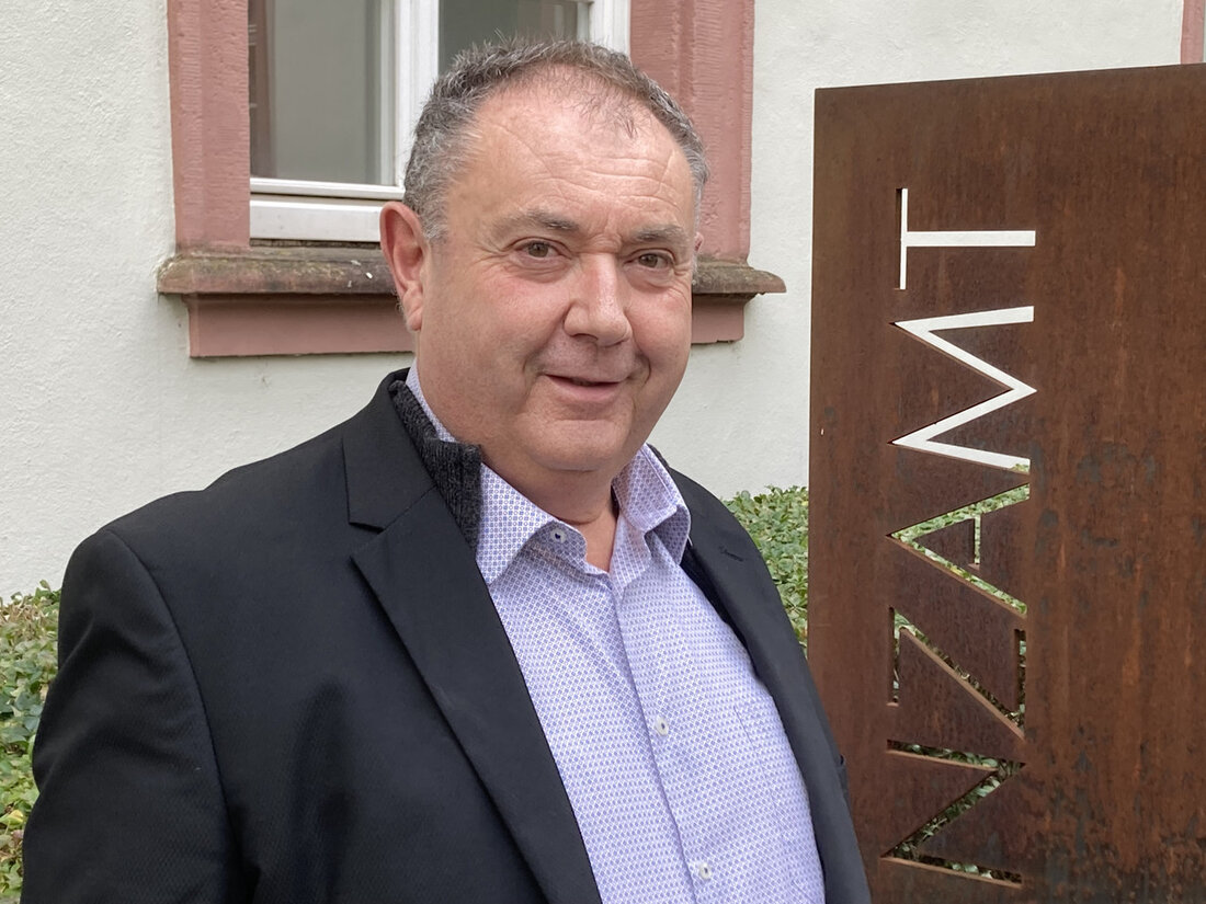 Neuer Leiter des Finanzamts Karlsruhe-Durlach Jürgen Zimmermann tritt die Nachfolge von Ulrich Buggisch als Leiter des Finanzamts Karlsruhe-Durlach an. Buggisch ging Ende Oktober in den Ruhestand. Finanzstaatssekretärin Gisela Splett lobte Zimmermann für sein fundiertes Fachwissen und seine umfassende Erfahrung. Sie betonte, dass seine vorherigen Leitungsfunktionen in anderen Finanzämtern seine Kompetenz und Qualifikation für die neue Position unterstreichen. Zimmermann hat Rechtswissenschaften in Heidelberg studiert und war zuvor stellvertretender Leiter in Schwetzingen und Sinsheim sowie Leiter des Finanzamts Ettlingen. Zudem war er in verschiedenen Positionen bei der Oberfinanzdirektion Karlsruhe tätig. Das Finanzamt Karlsruhe-Durlach beschäftigt derzeit 260 Mitarbeiter, darunter 33 Auszubildende. Im Jahr …