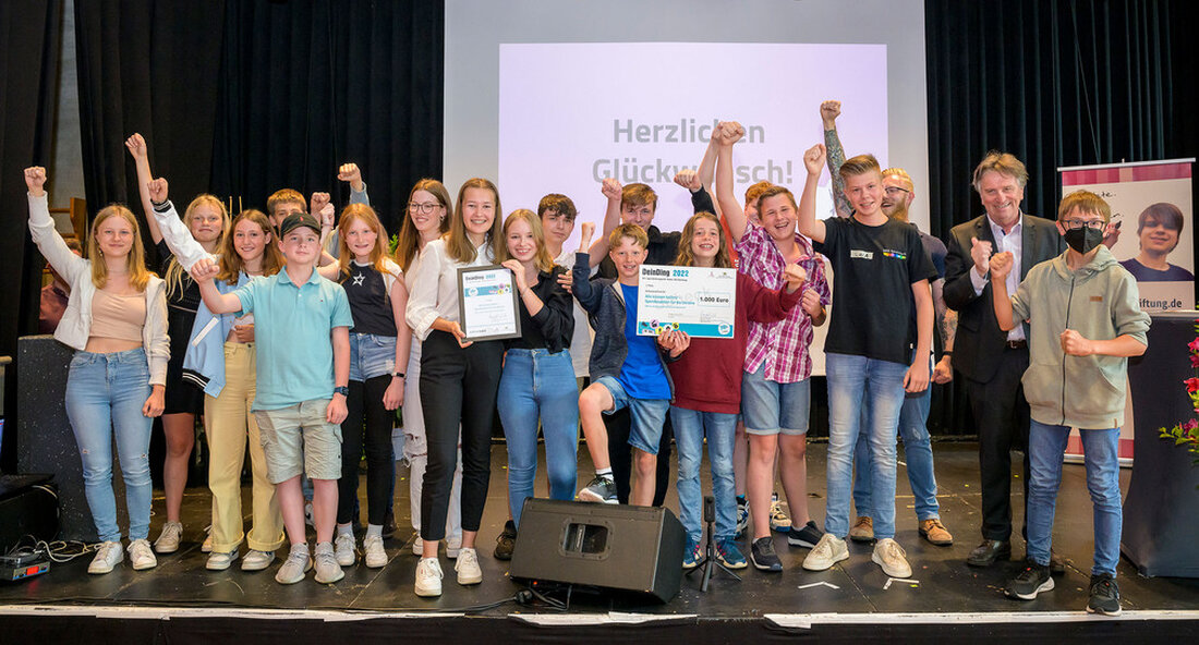 97 Projekte zu aktuellen Themen wie Ukrainekrieg, Rassismus und Klimawandel wurden dieses Jahr für den Jugendbildungspreis „DeinDing“ eingereicht. Sozialminister Manne Lucha lobte die teilnehmenden Jugendlichen für ihr Engagement und gratulierte den vier ausgezeichneten Projekten. Das ist ein Rekord: 97 Projekte liegen in diesem Jahr vor Jugendbildungspreis „DeinDing“ eingereicht worden. Der Preis wird verliehen von Jugendstiftung Baden-Württemberg gemeinsam mit dem Ministerium für Soziales, Gesundheit und Integration für herausragende Projekte von und mit jungen Menschen. Sie wurden ausgezeichnet Schülermitverantwortung (SMV) an der Gemeinschaftsschule Neubulach (Erster Platz), die Jugendverband des Deutschen Alpenvereins Baden-Württemberg (Zweiter Platz) das Jugendzentrum Emmendingen (Dritter Platz) und die Verein …