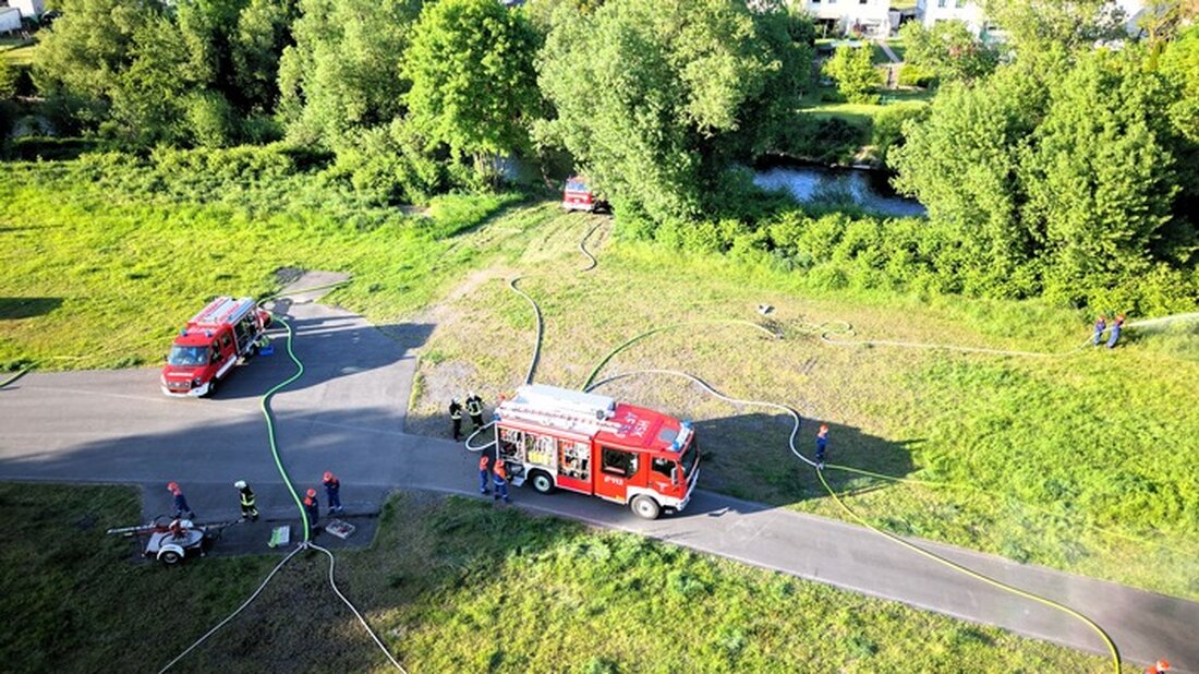 Die Jugendfeuerwehr Arnsberg simulierte erfolgreich eine Vegetationsbrandbekämpfung, um Einsatzkräfte praxisnah auszubilden.
