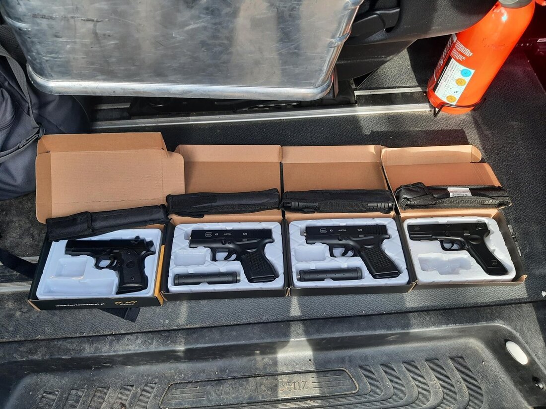 Die Bundespolizei entdeckte bei einer Kontrolle in Hohenwutzen zwei Jugendliche mit illegalen Waffen im Gepäck.