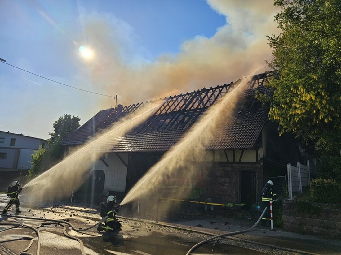 Jugendliche setzten in Calw-Stammheim ein Gebäude in Brand. Eingelagertes Heu erschwert Löscharbeiten, Feuerwehr im Einsatz.