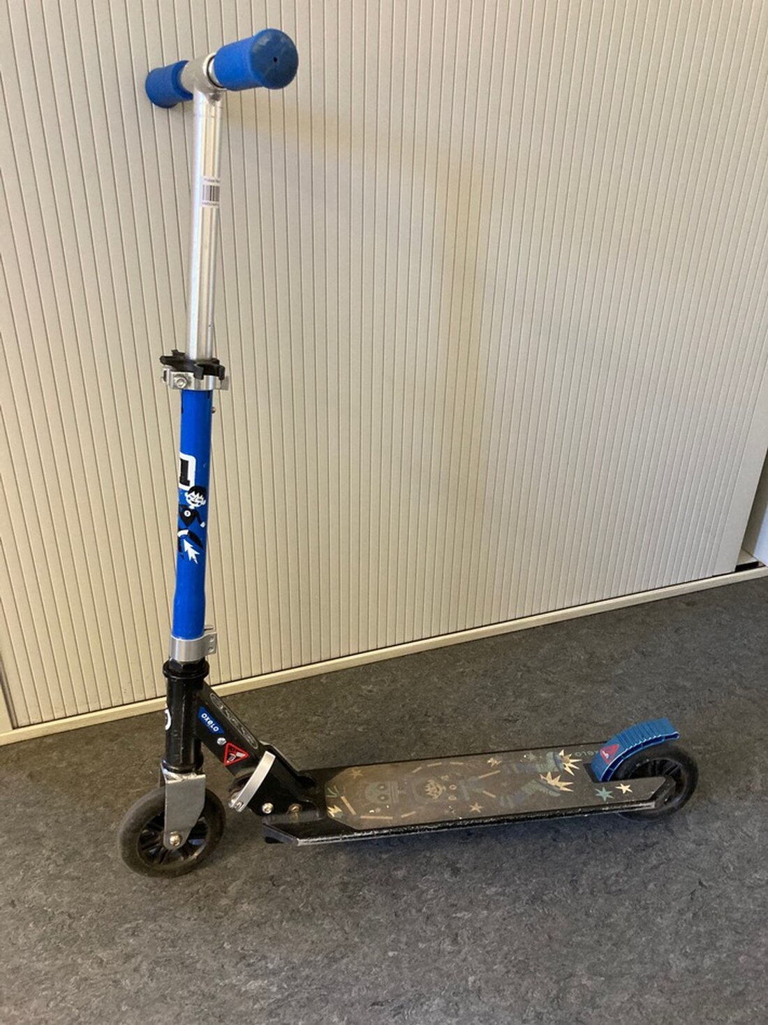 Ein Junge aus Herten meldet einen gefundenen Tretroller bei der Polizei. Eigentümer dringend gesucht, Nachweis erforderlich.