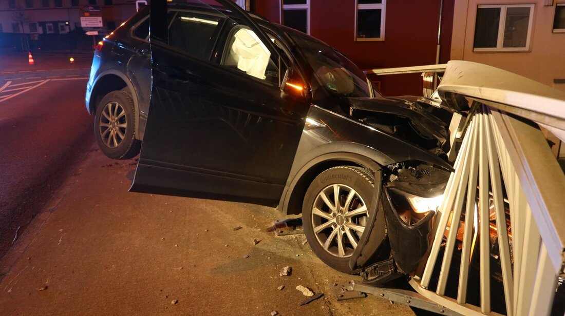Ein 20-Jähriger verlor in Mettmann die Kontrolle über sein Auto und kollidierte in einer Kurve. Er blieb leicht verletzt.