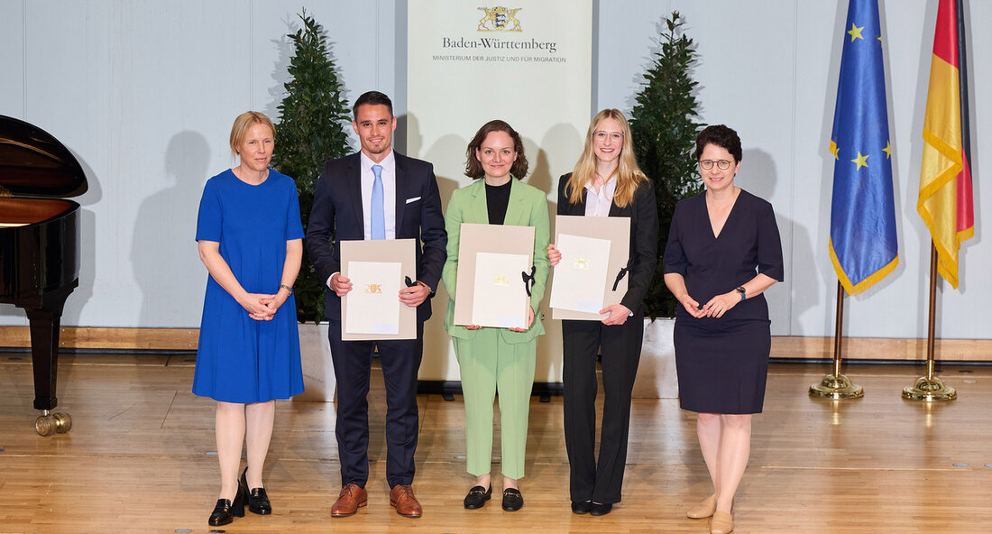 Justizministerin Marion Gentges gratuliert erfolgreich absolvierenden Juristinnen und Juristen In einer feierlichen Zeremonie im Hegel-Saal der Stuttgarter Liederhalle hat Justizministerin Marion Gentges den Absolventinnen und Absolventen zum bestandenen Zweiten juristischen Staatsexamen gratuliert. Insgesamt 443 Juristinnen und Juristen haben die Prüfung erfolgreich abgeschlossen und können nun als Volljuristinnen und -juristen in das Berufsleben starten. Ministerin Gentges lobte die Absolventen für ihren langen Ausbildungsweg und betonte die Bedeutung ihres beruflichen Engagements für die Gesellschaft. Sie ermutigte sie, ihre Stimme zu erheben und sich aktiv an gesellschaftlichen Debatten zu beteiligen. Gemeinsam mit der Präsidentin des Landesjustizprüfungsamtes, Sintje Leßner, überreichte sie den frisch examinierten …