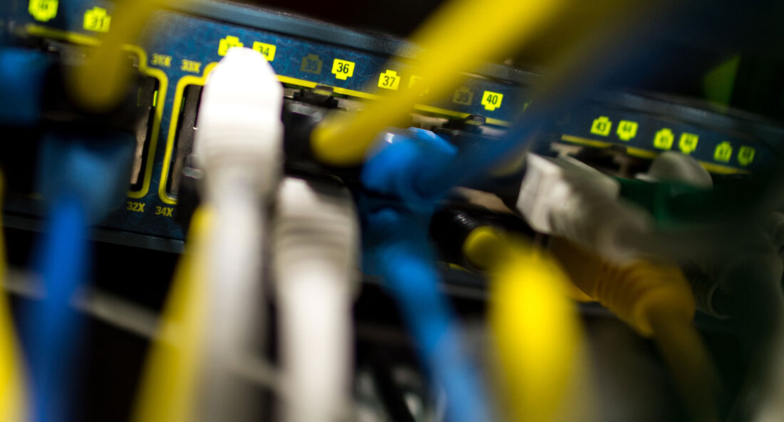 Justizministerin kritisiert Einigung der Bundesregierung zur Datenspeicherung Die Justizministerin Marion Gentges hat die Entscheidung der Bundesregierung zur Datenspeicherung kritisiert. Insbesondere das sogenannte Quick-Freeze-Verfahren wird von ihr als nicht förderlich für eine effektive Ermittlungsarbeit angesehen. Laut Gentges ist die Einigung auf den kleinsten gemeinsamen Nenner zustande gekommen und das Ergebnis einer Verknüpfung von zwei völlig unabhängigen Themen. Die Ministerin betonte, dass das Quick-Freeze-Verfahren nicht effektiv sei, da Daten erst bei Vorliegen eines Strafverdachts eingefroren werden können. Dies sei in den meisten Fällen zu spät, da die relevanten Daten zu diesem Zeitpunkt oft schon gelöscht seien. Angesichts der zunehmenden Digitalisierung unserer Welt …
