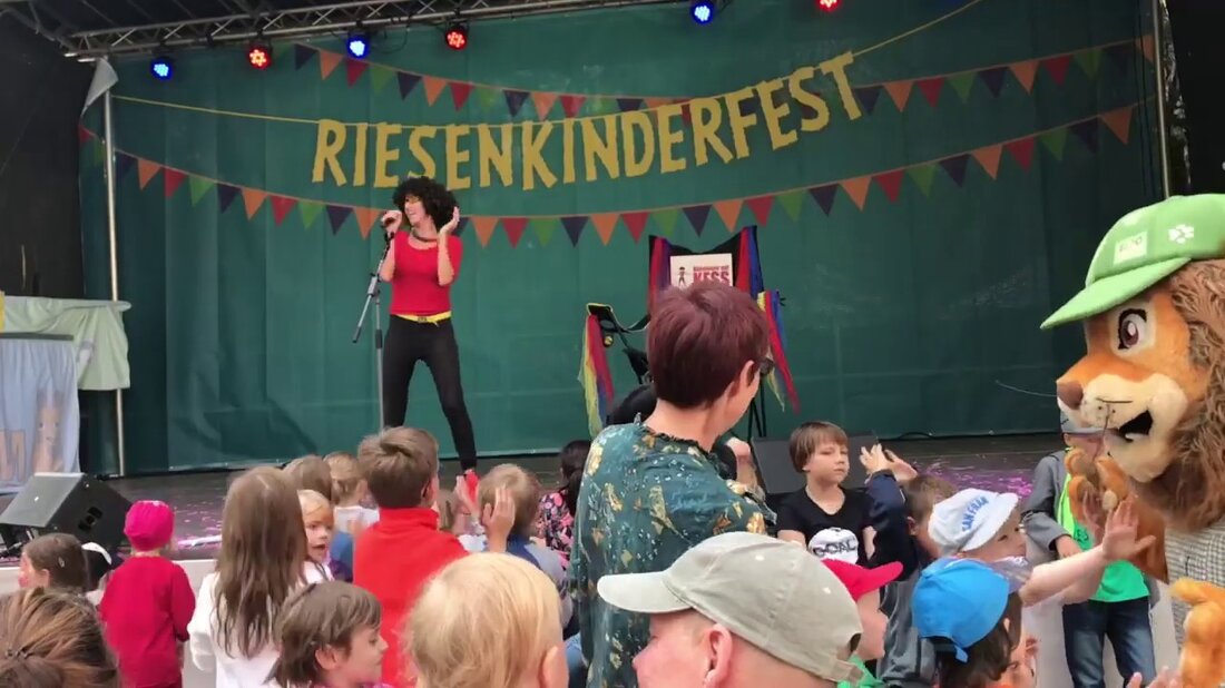 Live-Aufnahme des Mitkonzerts mit KESS im K! DZ Riesenkinderfest im Leipziger Zoo 2019. Und auch der Löwe Tammi, das Zoomaskottchen, tanzte und hatte Spaß. Der Leipziger Zoo unterstützt das Universitätskinderkrankenhaus mit dem K! DZ Riesenkinderfest. Homepage von Abenteuer mit KESS http://www.kess-kinderprogramm.de KESS ist ein Produkt der ABENTEUERFABRIK http://www.ablebnisfabrik.de. Youtube-Link