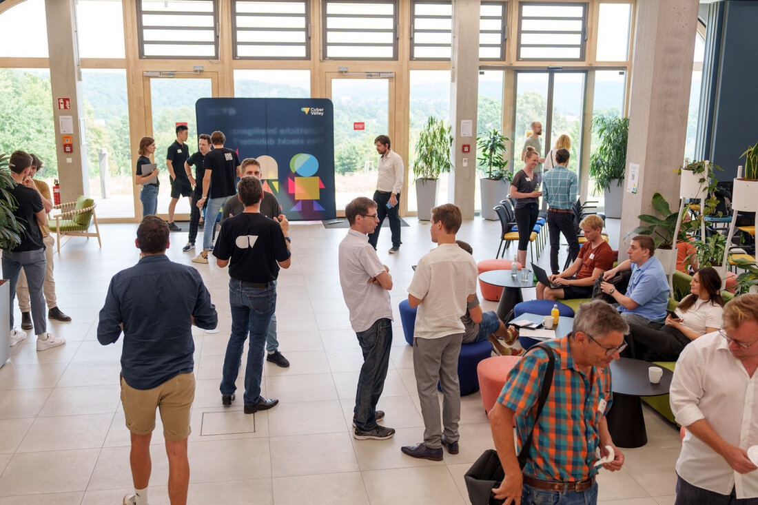 Das Start-up-Netzwerk von Cyber Valley wächst weiter und präsentiert sich bei den Cyber Valley Days vom 19. bis zum 21. Juni 2024. Das Netzwerk hat bereits 67 Ausgründungen hervorgebracht, die Millionensummen von internationalen Investoren eingeworben haben. Der Erfolg der Start-ups zeigt die innovativen Kräfte in Baden-Württemberg und positioniert die Region als führenden Standort für Künstliche Intelligenz (KI). Das Modell des „Cyber Valley Start-up Network“ unterstützt Gründerinnen und Gründer bei der Umsetzung von KI-Forschung in konkrete Anwendungen. Durch monatliche Neueintritte von drei bis fünf Start-ups wird die Community kontinuierlich erweitert und gestärkt. Das Angebot des AI Incubators ermöglicht es KI-Forschenden und …
