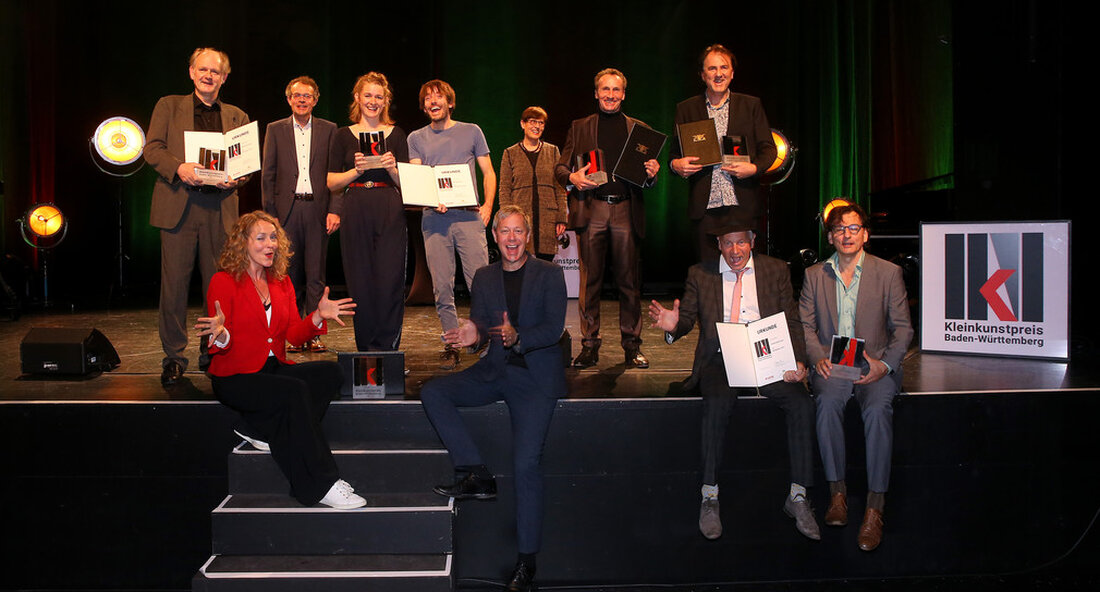 Endlich wieder auf der Bühne: Am Dienstagabend, 12. Oktober, wurde in Esslingen der Kabarettpreis Baden-Württemberg verliehen. Die Hauptpreise gingen an Stefan Waghubinger, Andy Häussler und das „Huub Dutch Duo“. Anne Folger und „Mackefisch“ erhielten Förderpreise. Der mit 5.000 Euro dotierte Preis wurde dem Schauspieler Michael Quast zuerkannt. „Ich freue mich sehr, dass wir in diesen herausfordernden Zeiten hohe künstlerische Qualität nicht nur würdigen, sondern endlich wieder auf der Bühne erleben können. Besonders beeindruckt hat mich, dass das Kabarett in Zeiten von Corona nicht nur seine Vielfalt bewahrt, sondern auch neue Formate eröffnet hat. Einmal mehr zeigt sich, dass unser Land …