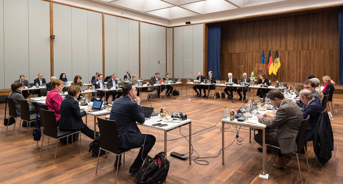 Die Landesregierung will weiterhin Schrittmacher und Impulsgeber in der Europäischen Union sein. Damit Europa wirtschaftlich stark bleibe, müsse die EU-Förderpolitik einen stärkeren Fokus auf Transformationsregionen wie Baden-Württemberg legen, forderte Ministerpräsident Winfried Kretschmann in Brüssel. „Gerade für uns in Baden-Württemberg als Innovations- und Exportregion, eng vernetzt in Europa und in der Welt, nimmt die Europapolitik einen besonderen Stellenwert ein“, betonte Ministerpräsident Winfried Kretschmann am Dienstag, 7. Februar 2023, im Anschluss an die auswärtige Kabinettssitzung in Brüssel. Neben der baden-württembergischen Landesregierung nahmen auch die Kabinettschefs der Kommissionspräsidentin und des Haushaltskommissars, Björn Seibert und David Müller, an der Sitzung teil. Man erlebe derzeit …