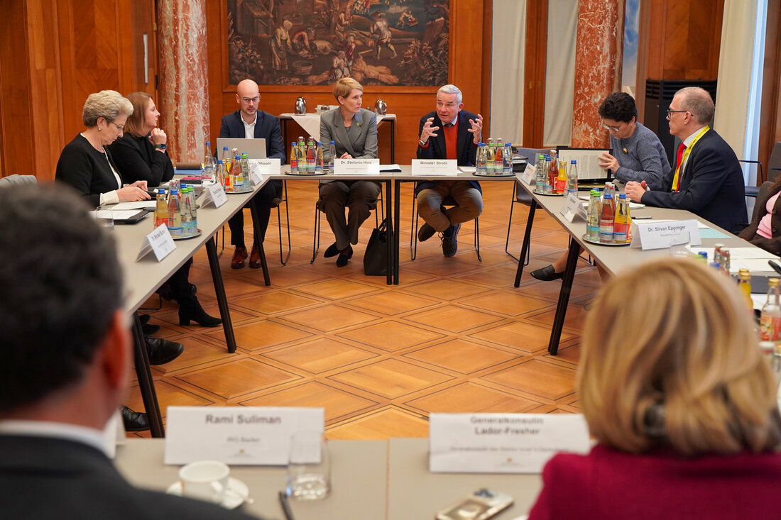 Der Kabinettsausschuss „Entschlossen gegen Hass und Hetze“ hat zur Halbzeit der Legislaturperiode wichtige Schritte unternommen, um eine tolerantere, offenen und vielfältigere Gesellschaft zu fördern. Innenminister Thomas Strobl zieht eine positive Bilanz und betont, dass die Bekämpfung von Hass und Hetze eine gesellschaftliche Daueraufgabe ist, die einen langen Atem erfordert. Seit seiner Einsetzung im November 2021 hat der Kabinettsausschuss insgesamt 30 Arbeitspakete mit verschiedenen Maßnahmen angestoßen, von denen 14 bereits abgeschlossen sind. Zu den erreichten Maßnahmen zählen die Einrichtung der „Initiative Toleranz im Netz“, die Durchführung umfangreicher Aktionstage, die Ausweitung von Informationsangeboten und die Verankerung des Themas Hasskriminalität in der Aus- …