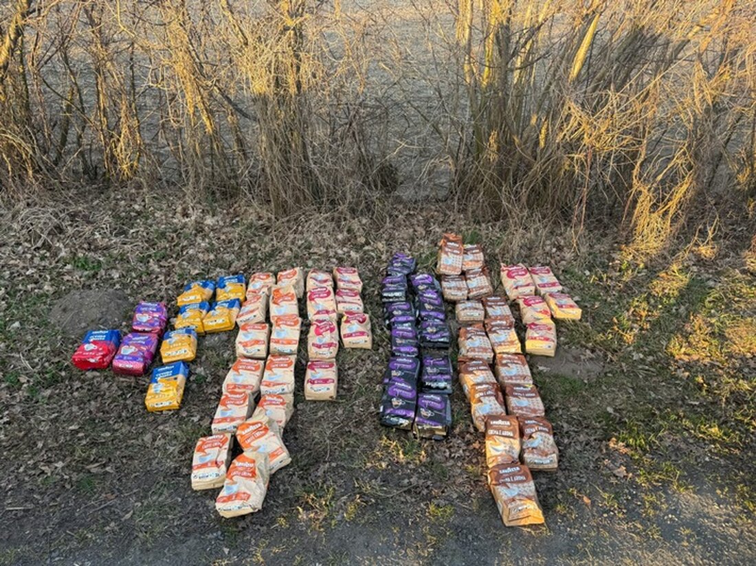 Polizeikontrolle auf der B 203: Drei Rumänen mit 60 Kaffee-Paketen im Kofferraum erwischt. Strafverfahren eingeleitet.