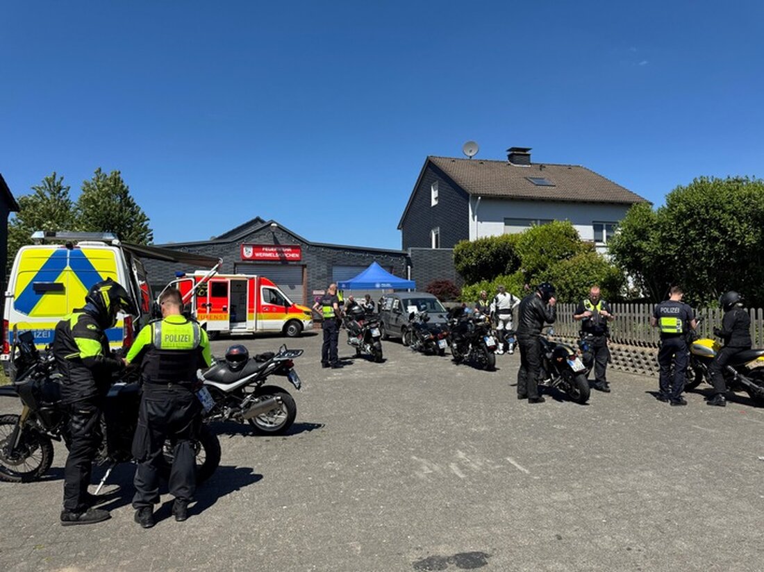 Die Polizei Rheinisch-Bergischer Kreis führte am 11. Mai die Kontrollaktion "Kaffee und Knöllchen" in Wermelskirchen durch, um Motorradfahrer zu sensibilisieren und Sicherheitsinfos zu vermitteln.