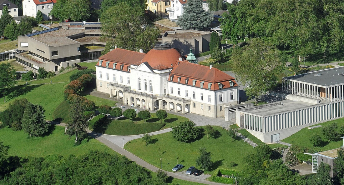 Kai Uwe Peter wurde zum neuen Präsidenten der Deutschen Schiller-Gesellschaft in Marbach gewählt. Kunstministerin Theresia Bauer gratulierte ihm zu seiner Wahl und teilte ihm mit, dass der staatliche Zuschuss für das Deutsche Literaturarchiv erhöht werden sollte. Kai Uwe Peter wird am Freitag, den 25. September in Marbach am Neckar Präsident der Deutsche Schiller-Gesellschaft wurde ausgewählt. „Kai Uwe Peter ist die Deutsche Schiller-Gesellschaft und die Deutsches Literaturarchiv für eine lange Zeit verbunden. Ich gratuliere ihm zu seiner Wahl und danke ihm für sein großes Engagement, insbesondere in einer Phase, in der die wichtigen Weichen für die Zukunft gestellt werden “, sagte …
