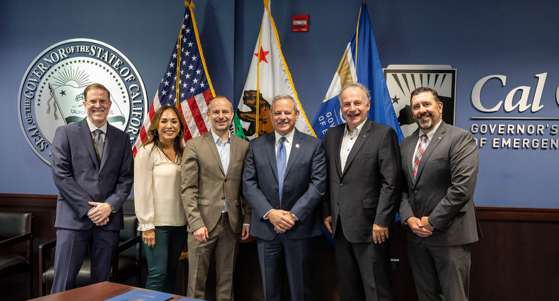 CIO/CDO Stefan Krebs und Direktor des Cal OES, Mark Ghilarducci, unterzeichnen Absichtserklärung zur Festigung der Zusammenarbeit und Stärkung der gemeinsamen Partnerschaft in Sachen Cybersicherheit und Open Data. „Die Bedrohung in der digitalen Welt steigt stetig und stark an. Wir haben deshalb die Cybersicherheit zu einem Top-Thema gemacht. Klar ist dabei: Die Herausforderungen bei der Cybersicherheit kann niemand alleine lösen – denn Cyberangriffe kennen keine Grenzen. Wir brauchen gemeinsame, grenzüberscheitende Bündnisse für eine leistungsfähige und nachhaltige Cybersicherheitsarchitektur, auch staatsübergreifend“, so der Stv. Ministerpräsident und Innenminister Thomas Strobl zur Unterzeichnung des Letter of Intent zur Stärkung der gemeinsamen Partnerschaft in Sachen Cybersicherheit …